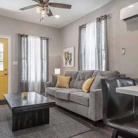 Gambino Getaway Shotgun Style Apt In The Heart Of Ybor City Tampa Exterior photo